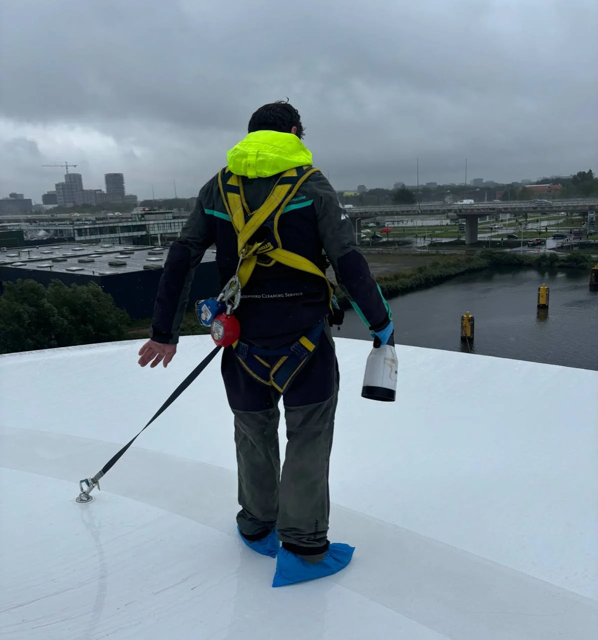Medewerker bij reinigingswerkzaamheden op hoogte